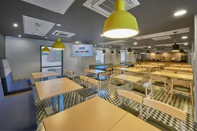 Un restaurante o sitio para comer en City Express Plus by Marriott Ciudad de México Periférico Sur Tlalpan