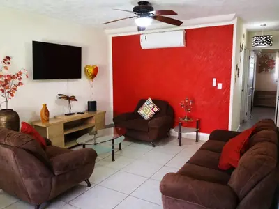 Una televisión o centro de entretenimiento en Marina Independence - Dpto K-01