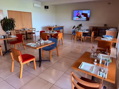 Un restaurante o sitio para comer en Hit Hoteles Aeropuerto Puebla