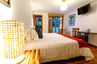 Una televisión o centro de entretenimiento en Casa Jacinta Guest House