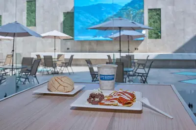 Comida en o cerca de este hotel