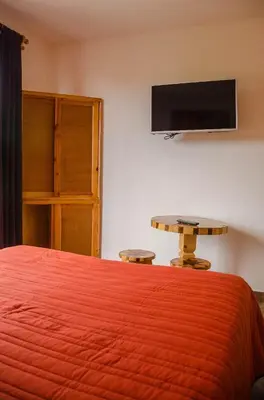 Una televisión o centro de entretenimiento en Hospedaje Casa Verde