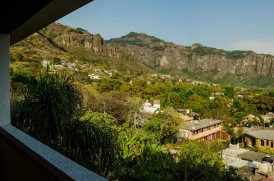 Vista general de una montaña o vista desde la posada u hostería