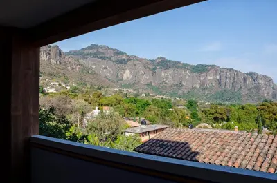 Vista general de una montaña o vista desde la posada u hostería