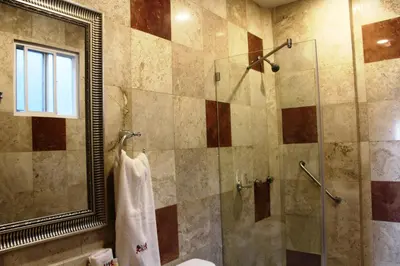 Un baño de Hotel Leones