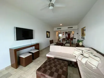 Una televisión o centro de entretenimiento en Mayan Playa Departamento Uxmal