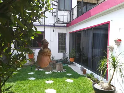Jardín al aire libre en Colibrí B&B