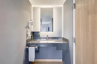 Un baño de One Acapulco Costera