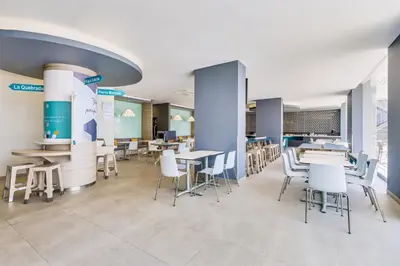 Un restaurante o sitio para comer en One Acapulco Costera