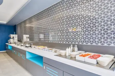 Comida en o cerca de este hotel