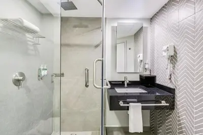 Un baño de One Acapulco Costera