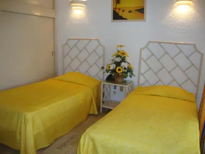 Cama o camas de una habitación en Sands Acapulco Hotel & Bungalows