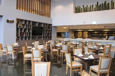 Un restaurante o sitio para comer en Holiday Inn Mexico Dali Airport by IHG