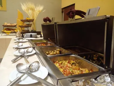 Comida en o cerca de este hotel