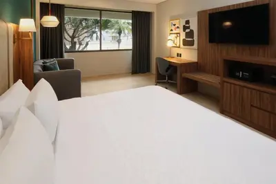 Una televisión o centro de entretenimiento en Holiday Inn Veracruz-Boca Del Rio by IHG