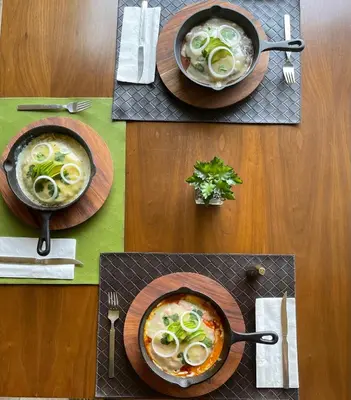 Comida en o cerca de este hotel