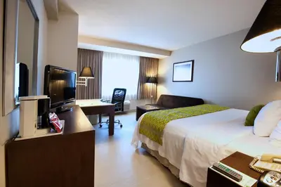Una televisión o centro de entretenimiento en Holiday Inn Puebla La Noria by IHG