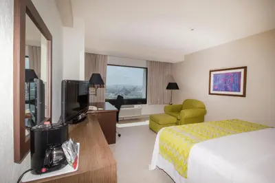 Una televisión o centro de entretenimiento en Holiday Inn Puebla La Noria by IHG