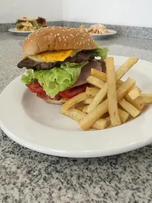 Comida en o cerca de este hotel