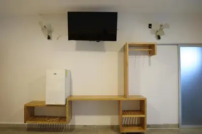 Una televisión o centro de entretenimiento en Hotel Playa Zipolite