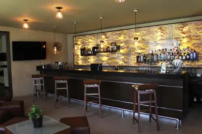 El salón o zona de bar de Layfer Express, Córdoba, Ver