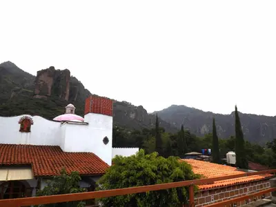 Vista general de una montaña o vista desde la posada u hostería