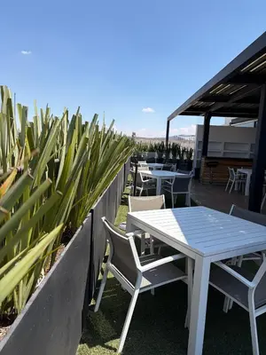Un restaurante o sitio para comer en Hotel Nube, Puebla Centro