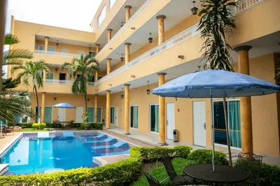 Piscina en o cerca de MESÓN DE LA RIVERA