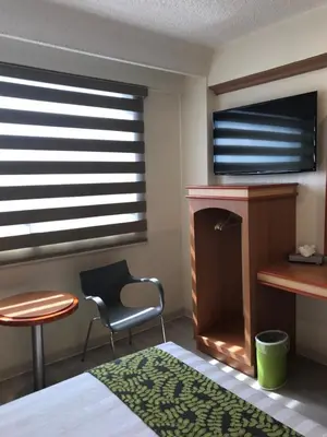 Una televisión o centro de entretenimiento en Hotel Aeropuerto