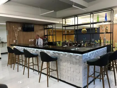 El salón o zona de bar de Hotel Aeropuerto