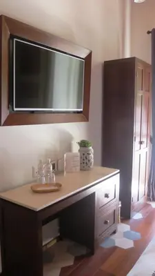 Una televisión o centro de entretenimiento en Casa Rosa Gran Hotel Boutique