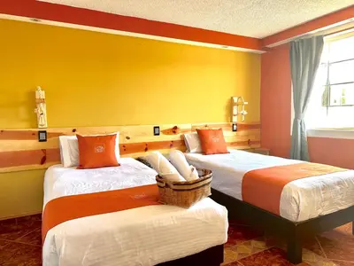 Cama o camas de una habitación en Hotel & Suites Cerro Roj0