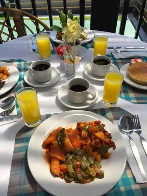 Comida en o cerca de este hotel