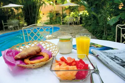 Comida en o cerca de este hotel