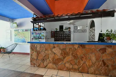 El salón o zona de bar de Hotel Costamar, Puerto Escondido