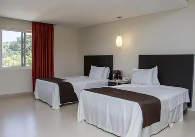 Cama o camas de una habitación en La Isla Auto Hotel