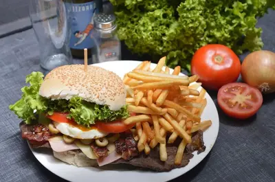 Comida en o cerca de este hotel