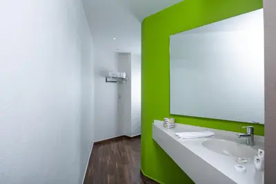 Un baño de Hotel Xcoco Inn