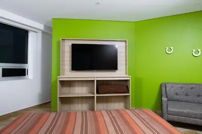 Una televisión o centro de entretenimiento en Hotel Xcoco Inn