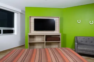 Una televisión o centro de entretenimiento en Hotel Xcoco Inn