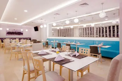 Un restaurante o sitio para comer en NH Puebla FINSA