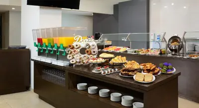 Comida en o cerca de este hotel