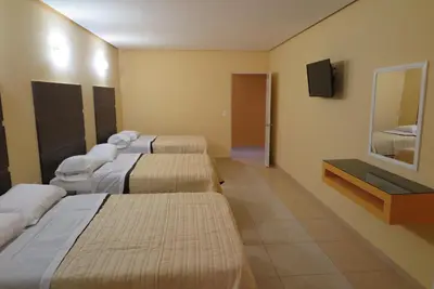 Una televisión o centro de entretenimiento en Hotel Bonaday