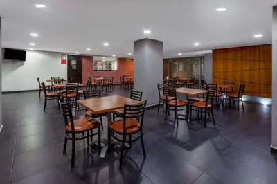 Un restaurante o sitio para comer en Ramada by Wyndham Acapulco Hotel & Suites