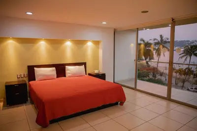 Cama o camas de una habitación en Ramada by Wyndham Acapulco Hotel & Suites