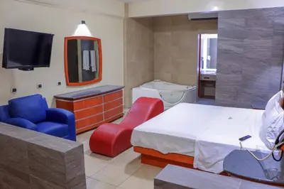 Una televisión o centro de entretenimiento en Autohotel Ilussion