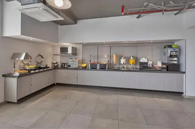 Una cocina o zona de cocina en City Express Junior by Marriott Puebla Angelopolis