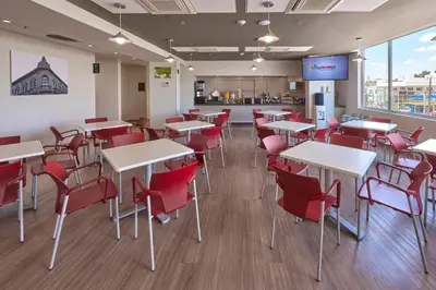 Un restaurante o sitio para comer en City Express Junior by Marriott Puebla Angelopolis