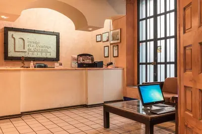 Una televisión o centro de entretenimiento en Suites Parador Santo Domingo de G.