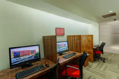 Una televisión o centro de entretenimiento en Camino Real Aeropuerto